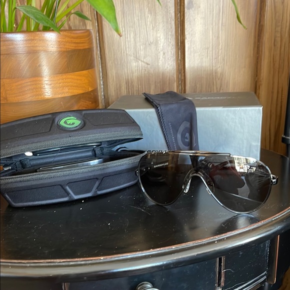 Luxury sunglasses by Gargoyles Black Aviator Sunglasses with gunmetal frame - Picture 1 of 12